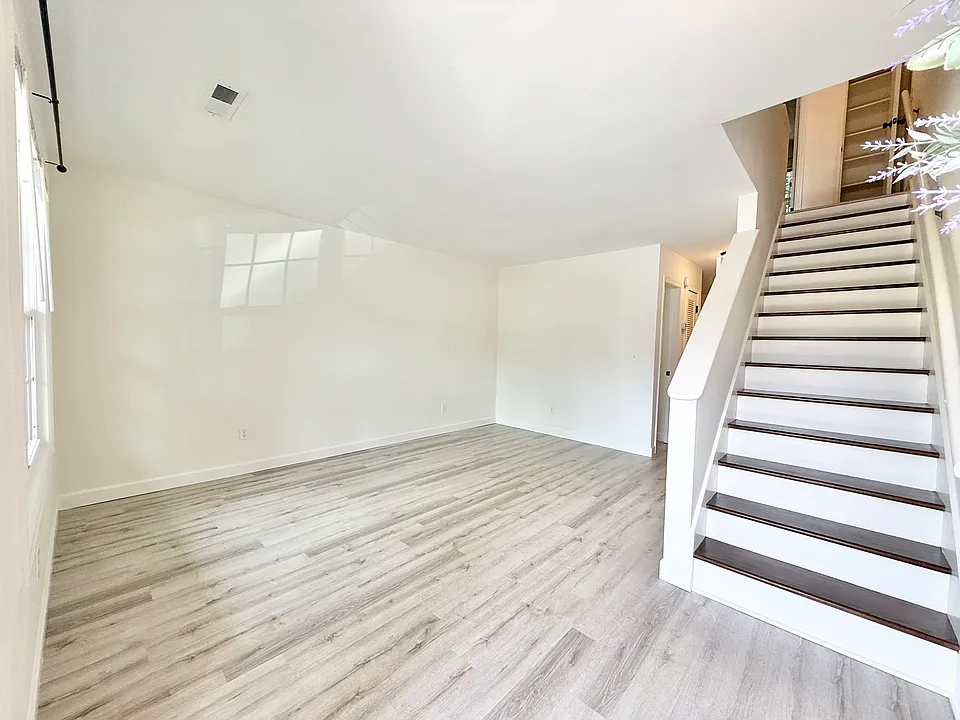 Living Room / Entry
