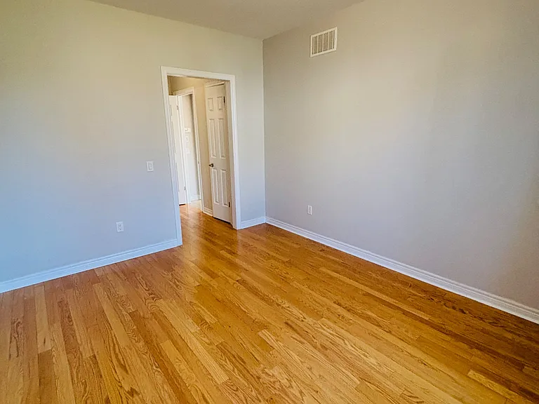 676 Baldwin Cres — Photo 12