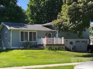 487 3rd St SW, Britt, IA 50423