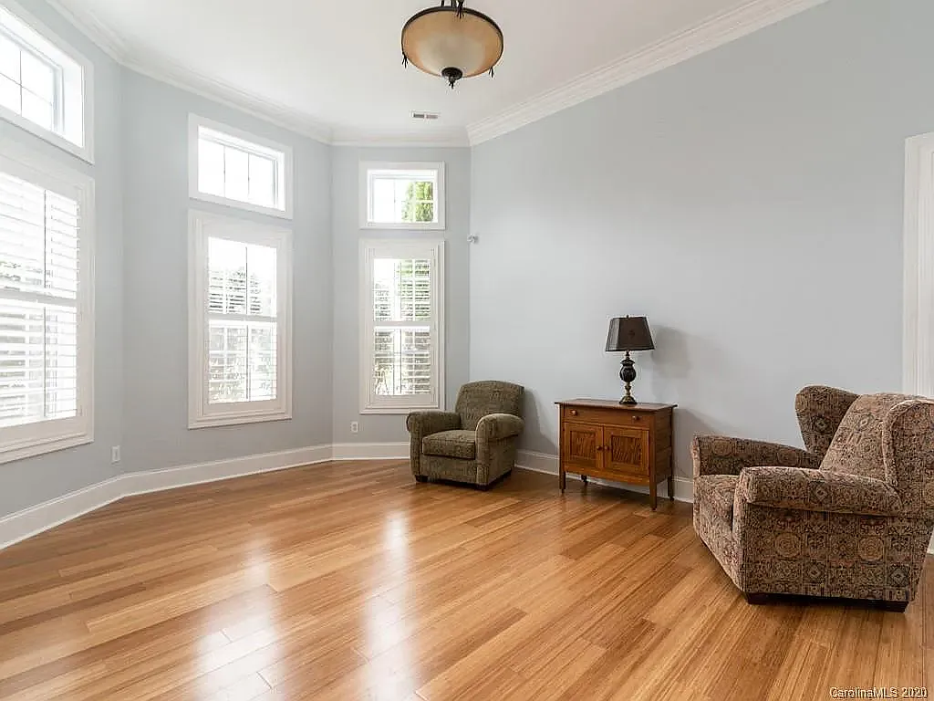 5 bed, 3948 sqft, $3,900 — Photo 2