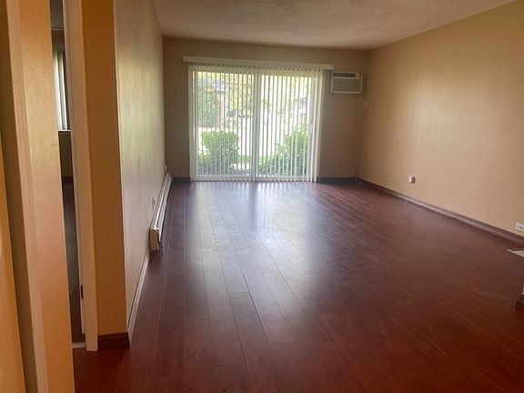 4th image of 16W470 Lake Dr APT 103