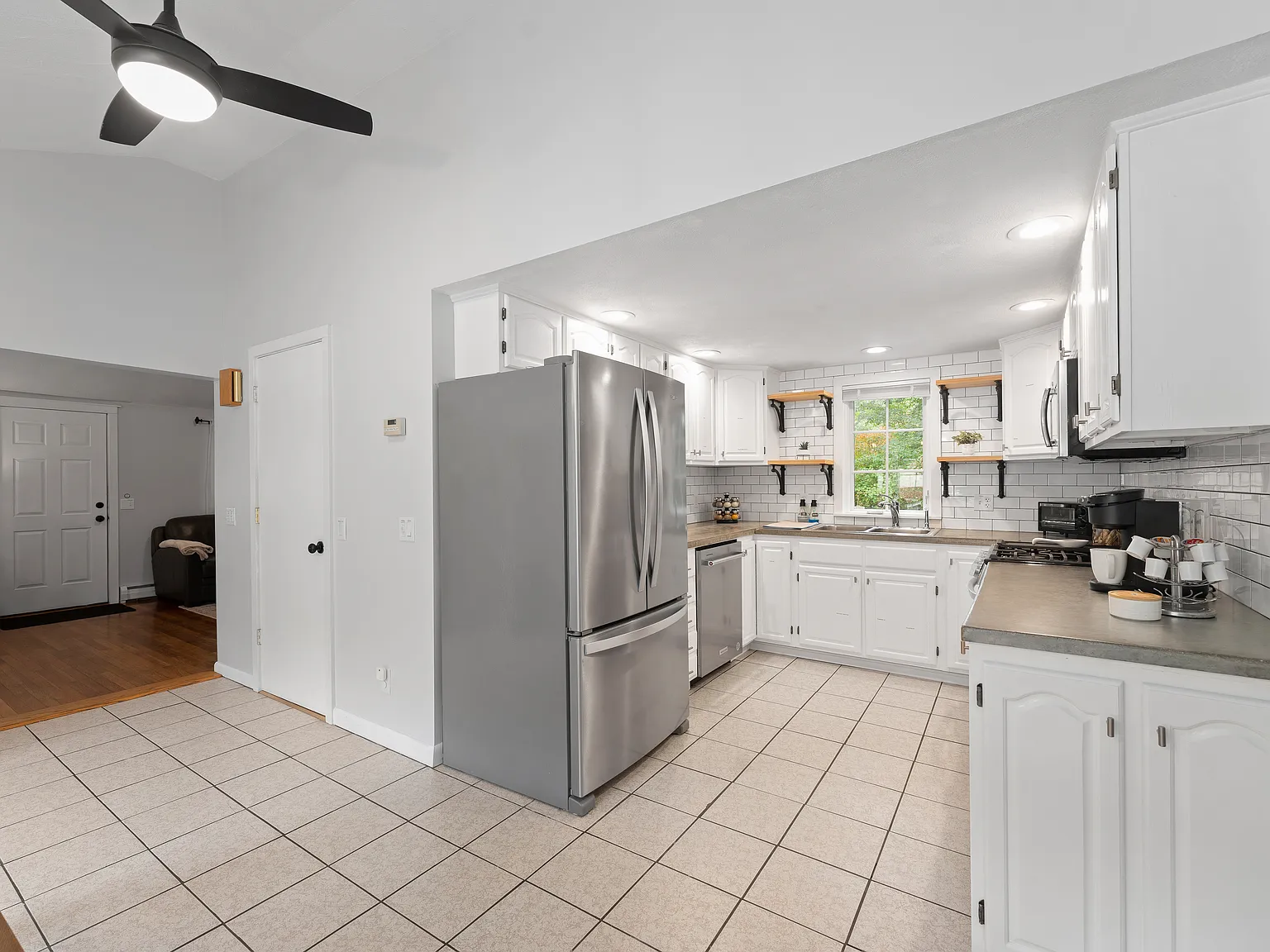 3 bed, 1138 sqft, $5,000 — Photo 4