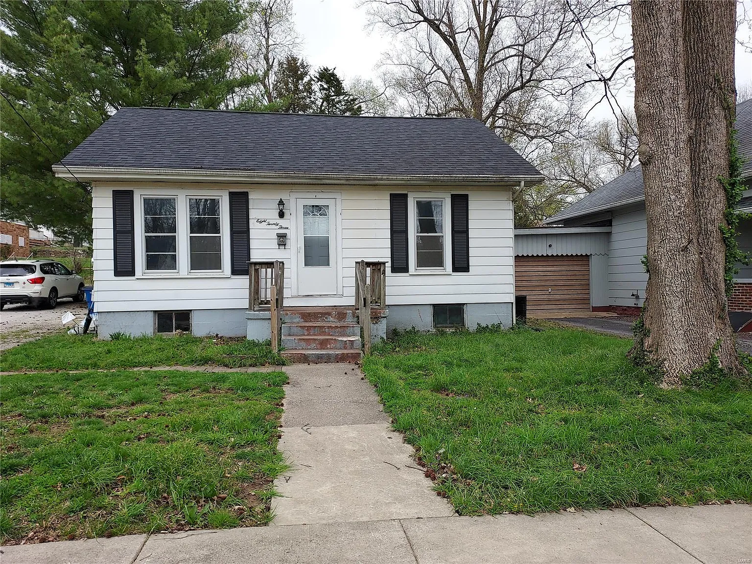 823 E College Ave photo 1