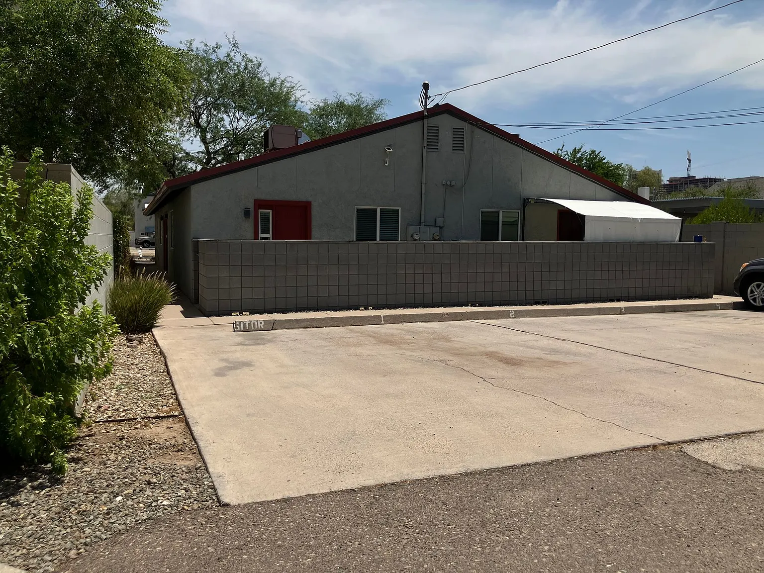 Beautifully Remodeled 2 bedroom, 1 Bath! Full Size washer and dryer!! — Photo 4