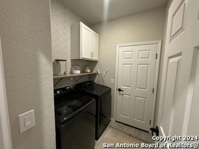 10419 Buescher Ln — Photo 4