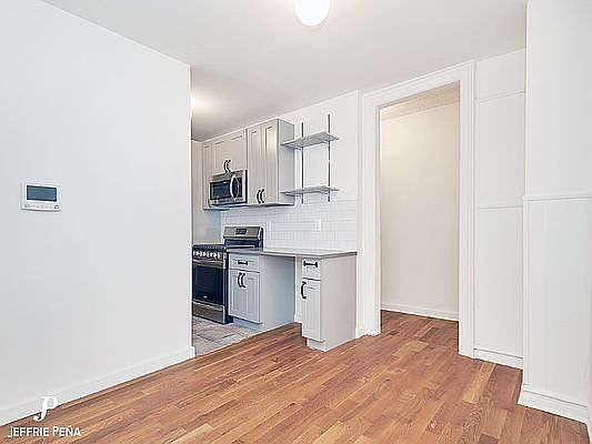 5th image of 1037 College Ave Floor 2