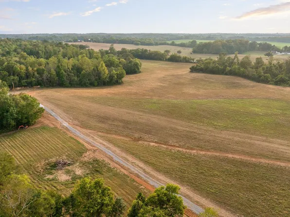 7 Sturgeon Creek Rd, Cedar Hill, TN 37032