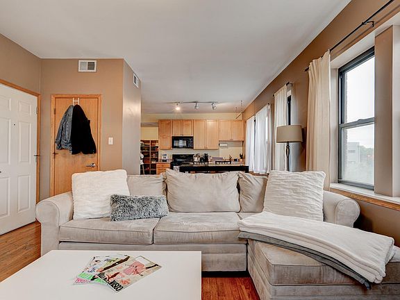 4th image of 35 N Paulina St Unit 3