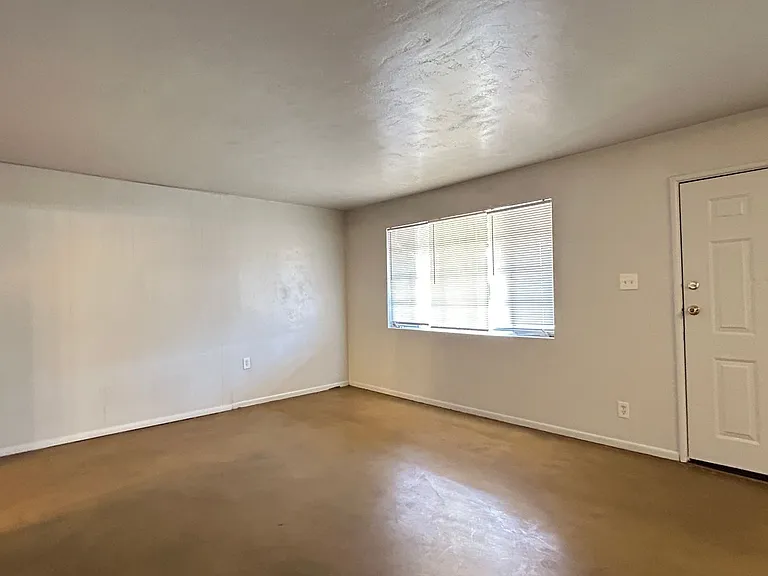 1014 W 17th Pl — Photo 2