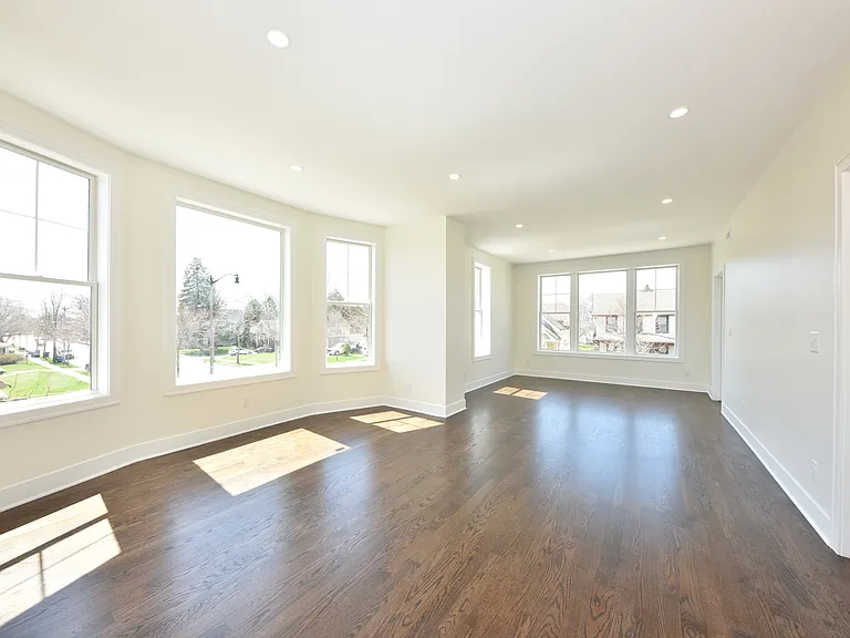 Front Apt - Large living space