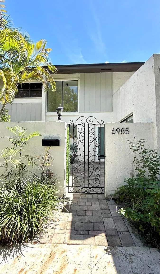 Snapper Creek Townhouses — Photo 2