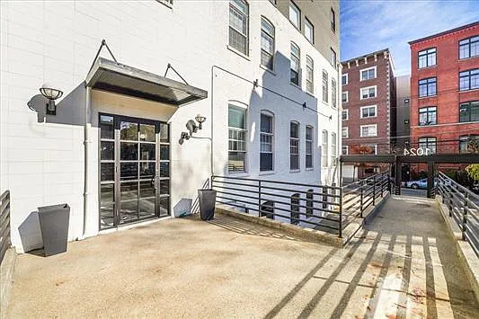 1024 Clinton St #103