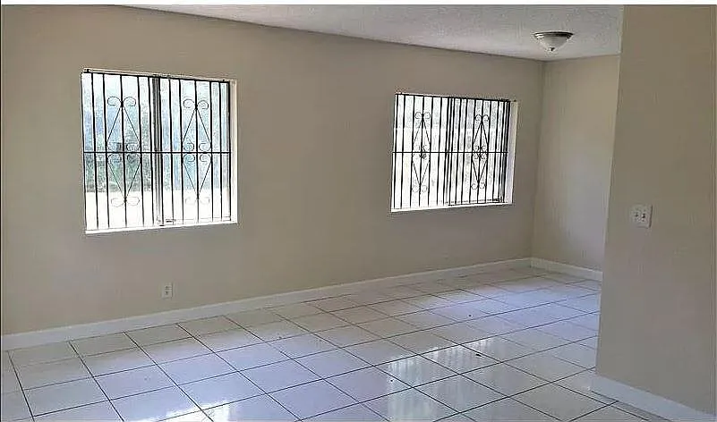 2 bed, 1.5 bath, 940 sqft, $2,000 — Photo 2