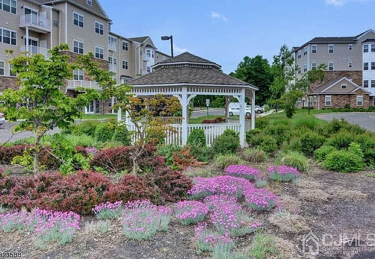 331 Pond Ln — Photo 2