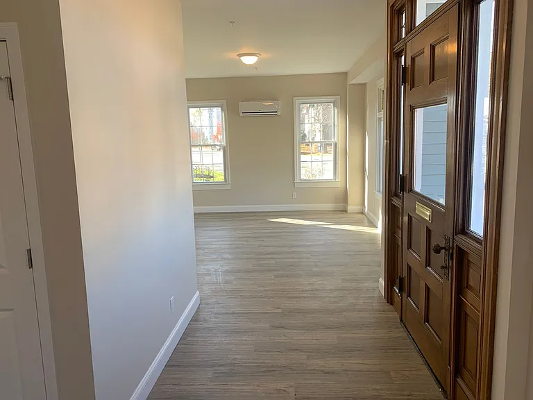 129 Kenoza Ave — Photo 8