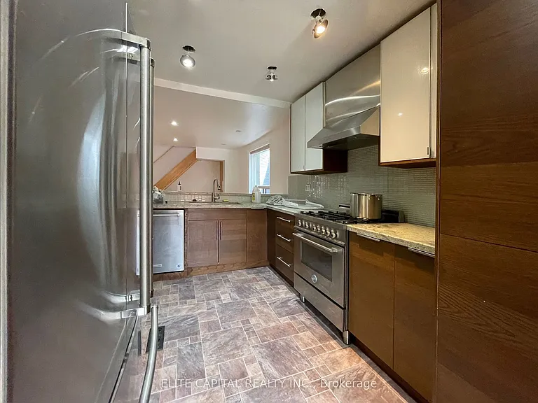 633 Christie St #UPPER — Photo 3