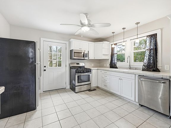 5th image of 427 Dawson St.