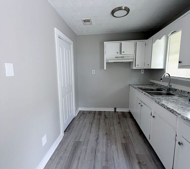 1st image of 902 Bolton Rd SW #0