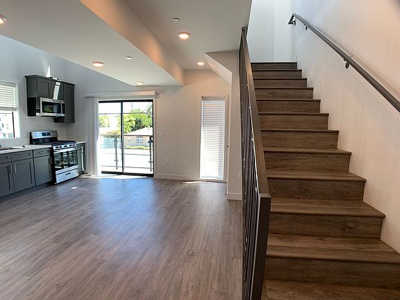 4th image of 14645 Vanowen St #203