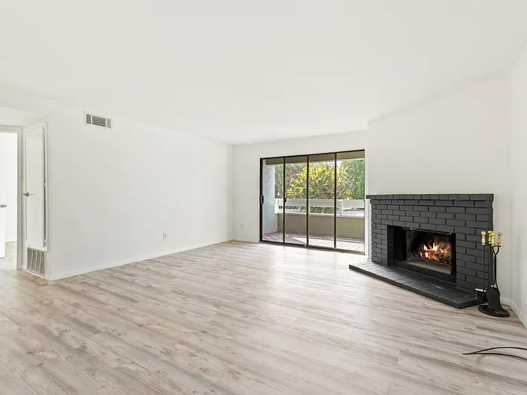 1040 E Washington Ave — Photo 5
