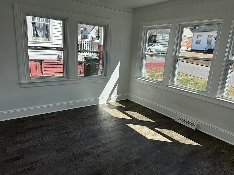 142 North Ave — Photo 5