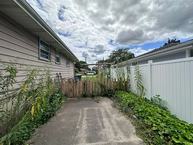 490 Saint Bernard Dr — Photo 29