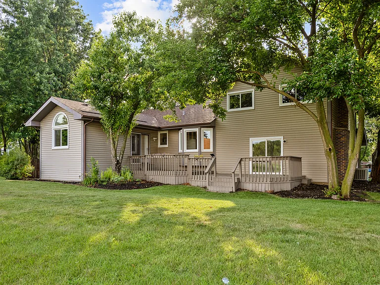 615 Chester Ct E — Photo 32