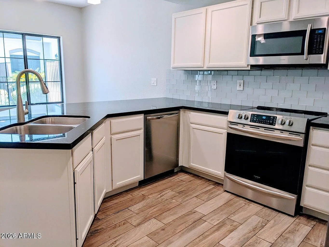 3 bed, 2.5 bath, 1361 sqft, $2,000 — Photo 2