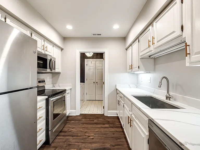 2220 Roswell Ave #B — Photo 6