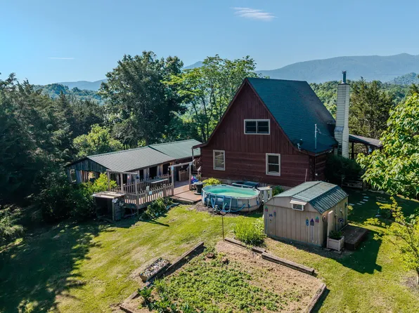 1582 Romary Rd, Dandridge, TN 37725