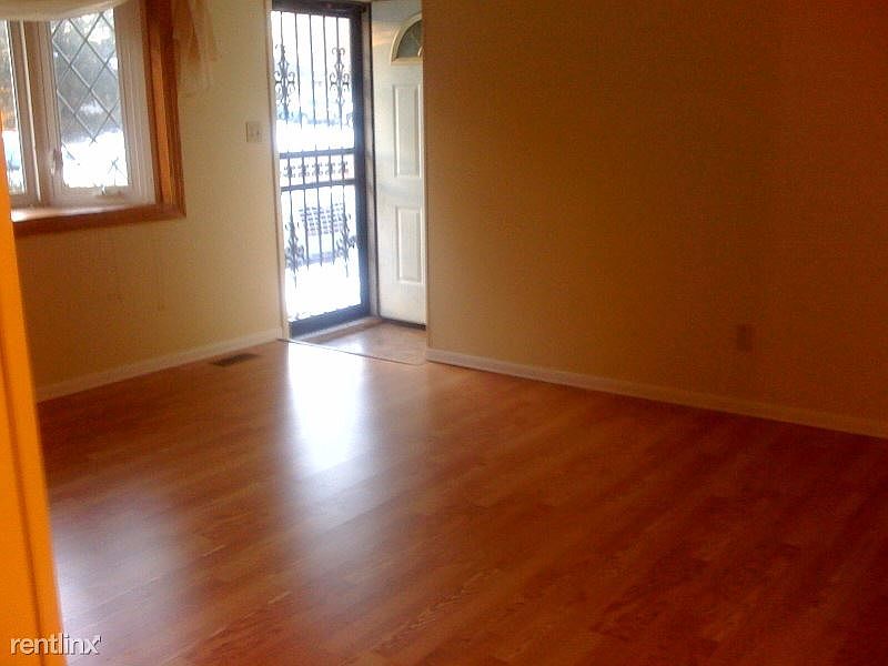 1582 Stephens iving room