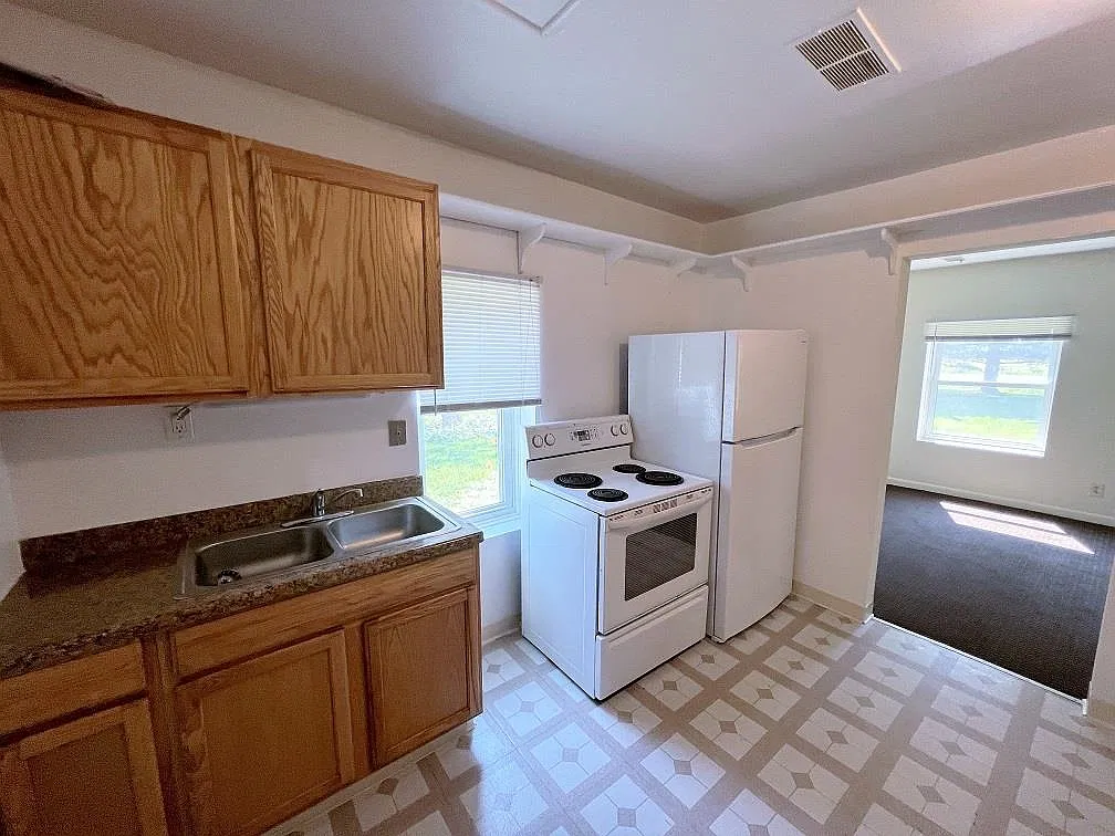 3 bed, 1.0 bath, 1300 sqft, $1,300 — Photo 4