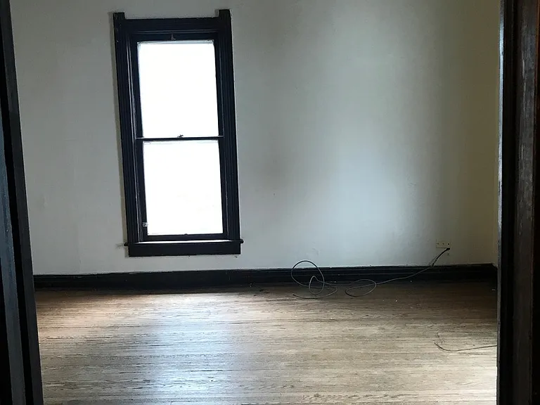 424 E 6th St — Photo 24