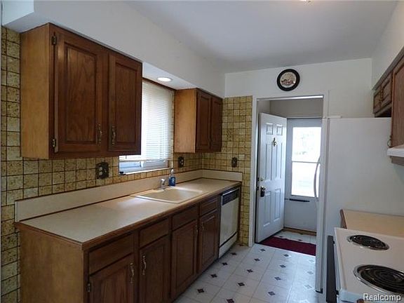 2nd image of 14568 Richfield St