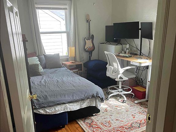 5th image of 810 W Markham Ave