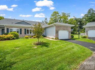 20 Country Meadows Ln, Hendersonville, NC 28792