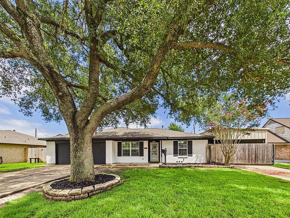 1st image of 3205 Village Ln