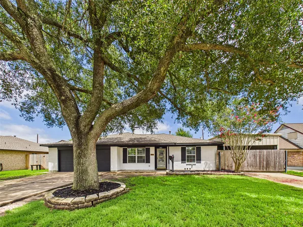 3205 Village Ln, Deer Park, TX 77536