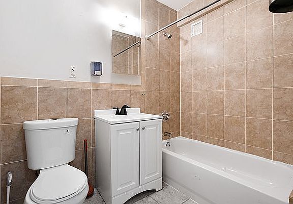 5th image of 792 Sterling Pl APT 1F