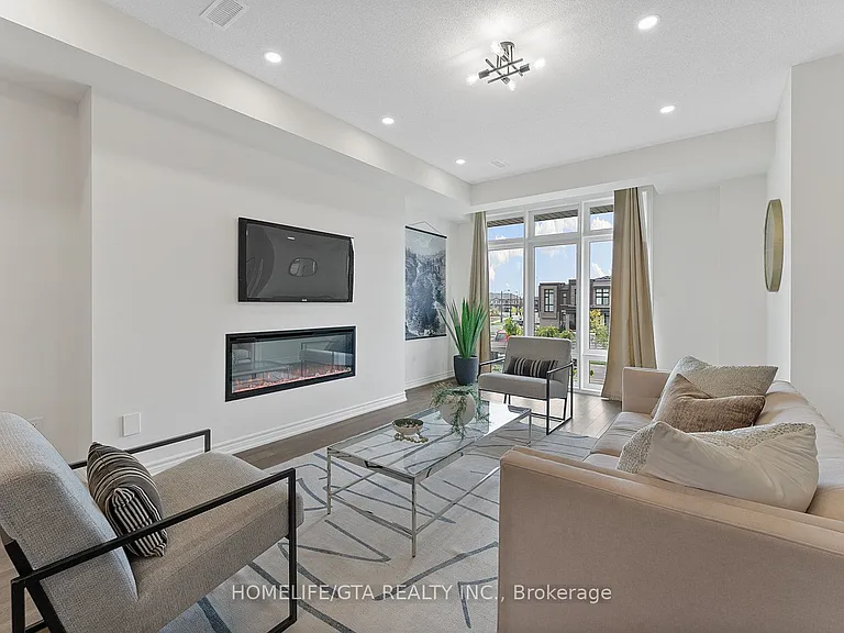 7 Holyrood Cres — Photo 15