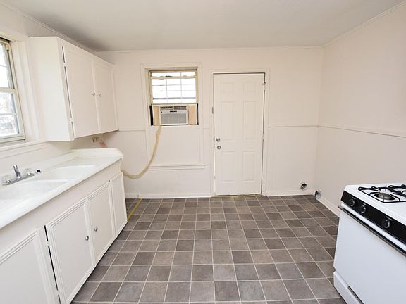 3rd image of 2202 Tulip St