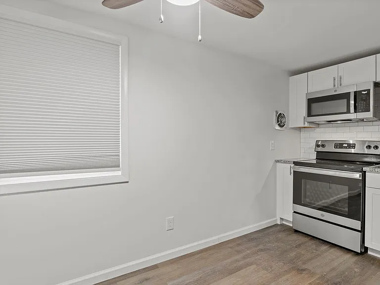 Creekside Apartments — Photo 6