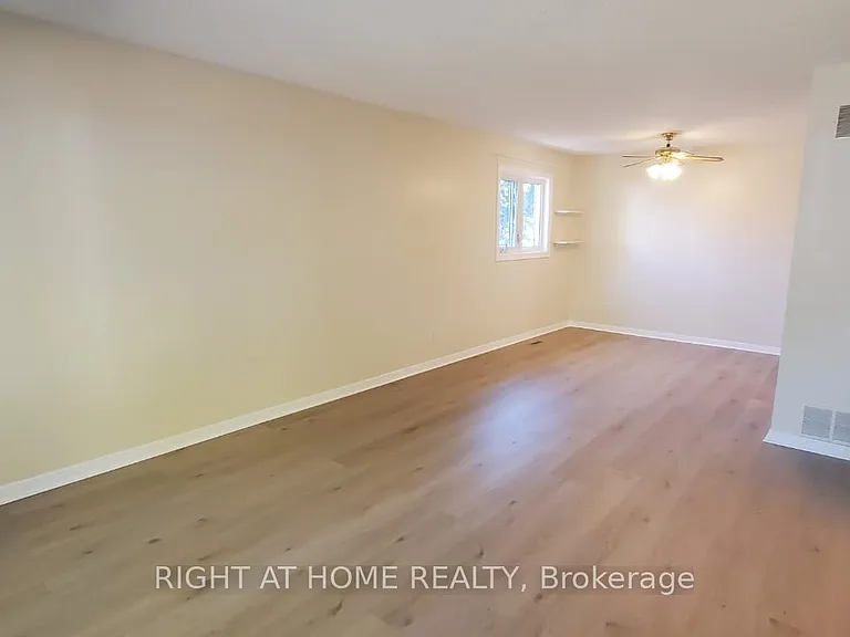 2406 Poplar Cres — Photo 10