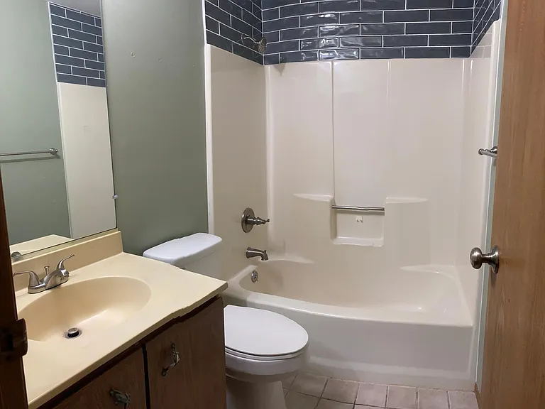 156 Hartford Ct — Photo 4