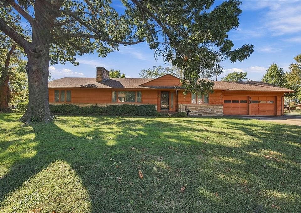1st image of 300 Crestview Dr