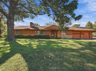 300 Crestview Dr, Parsons, KS 67357