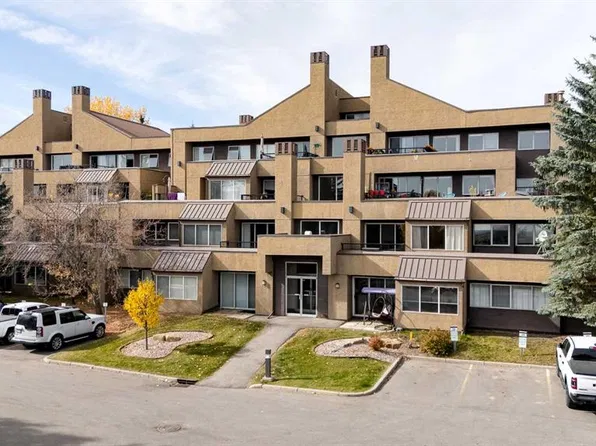 125 E Village Hts SW #3, Calgary, AB T3H 2L2