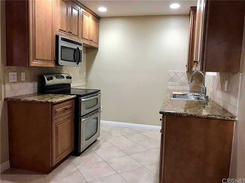 1st image of 18411 Hatteras St Unit 117