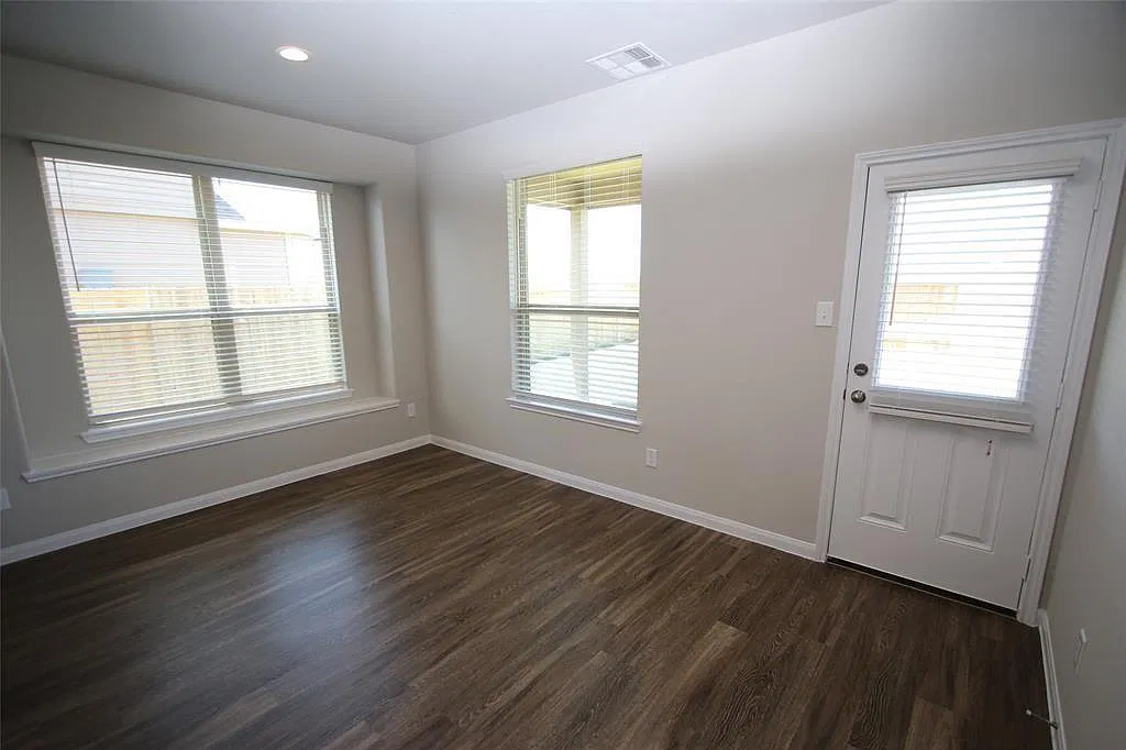 5 bed, 2.5 bath, 2790 sqft, $2,895 — Photo 2