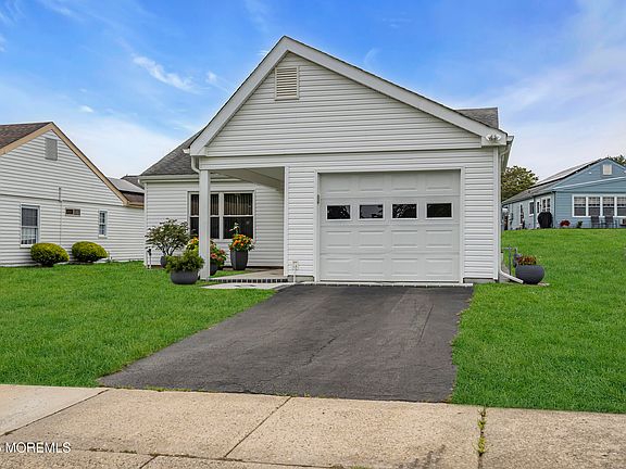 4th image of 83 Buckingham Drive N